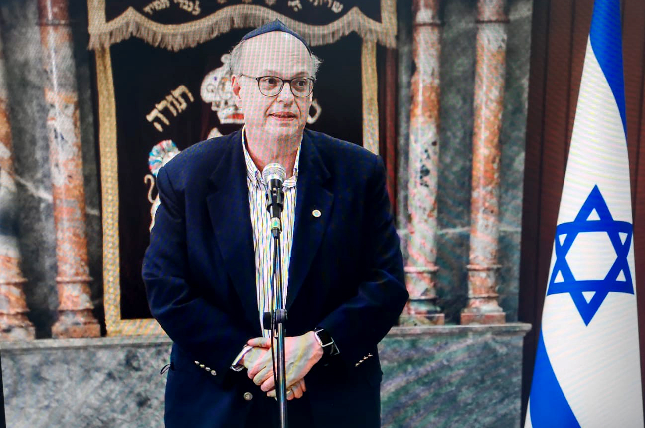 Dr. Herbert Stern Díaz en la sinagoga