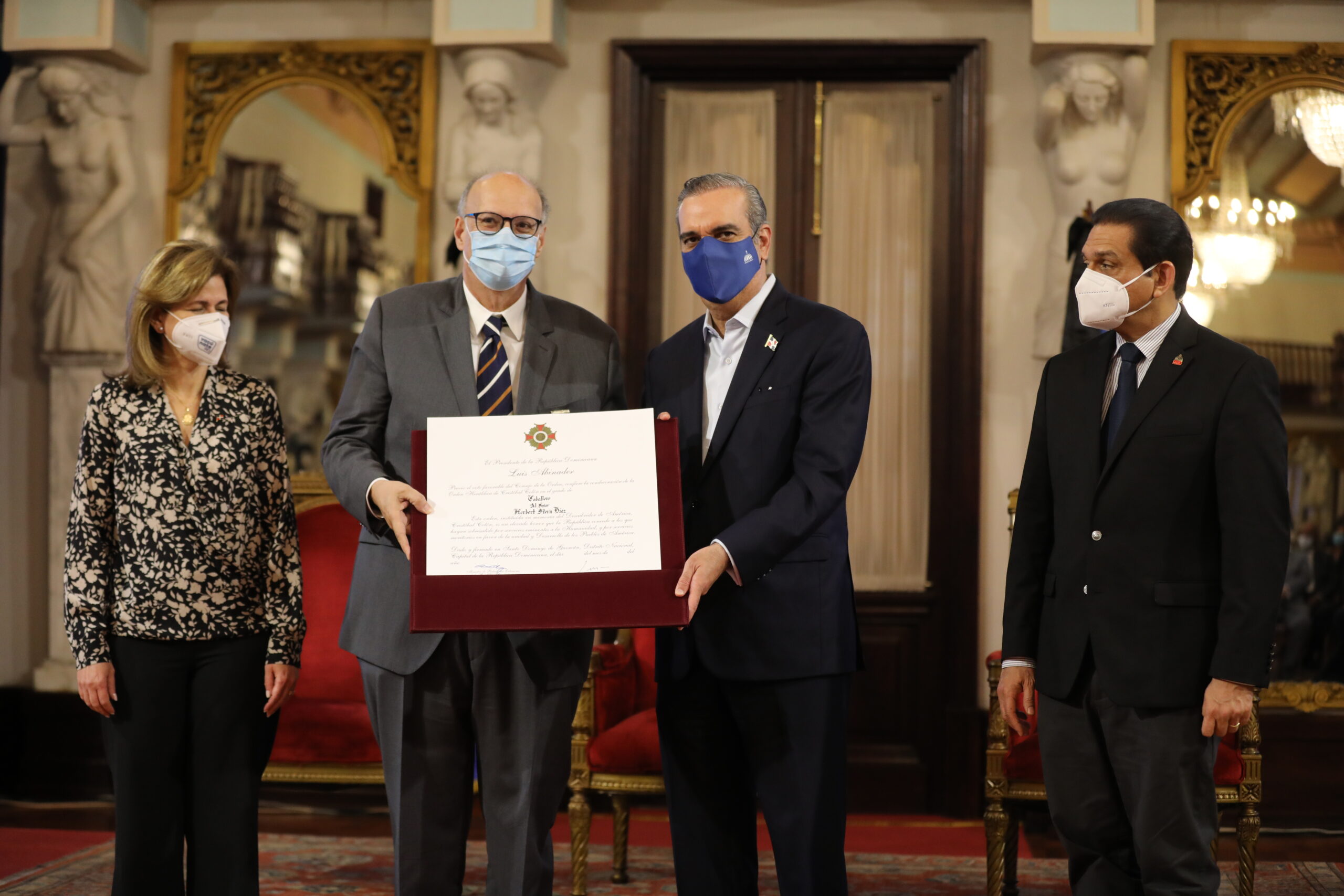 Dr. Herbert Stern Díaz recibe la Orden Heráldica de Cristóbal Colón por el presidente Luis Abinader.